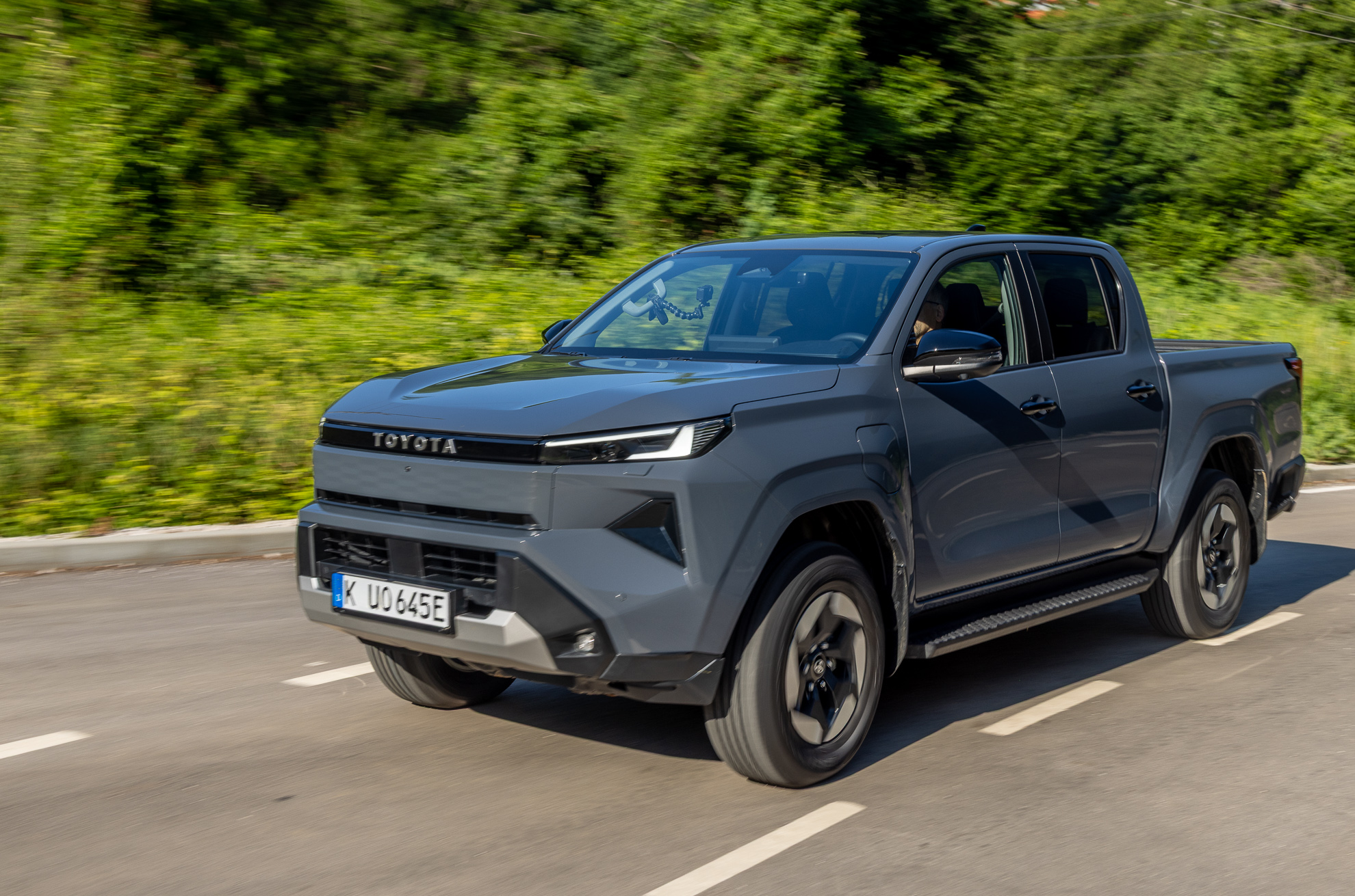 Toyota Hilux BEV auf der Straße
