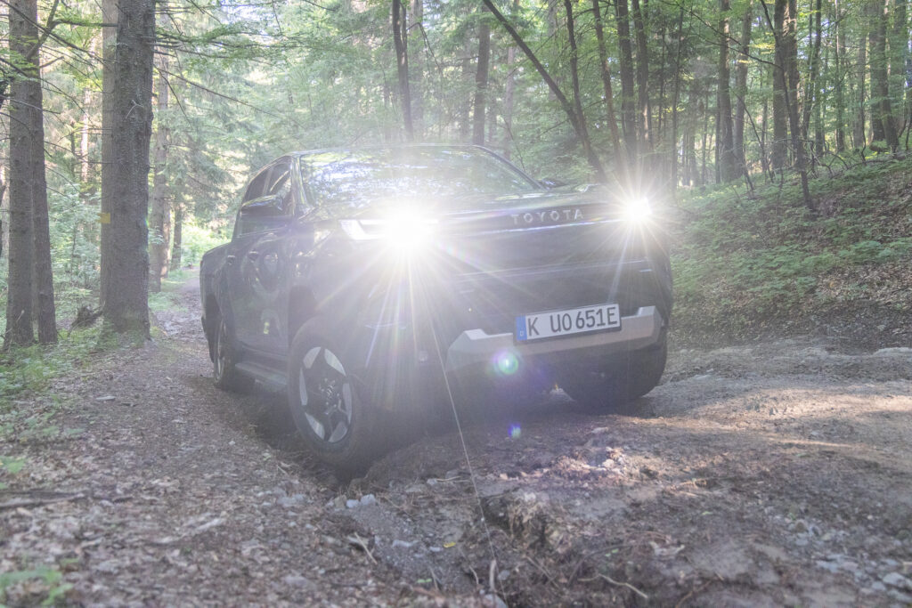 Im Gelände fährt der Hilux BEV souveräner als sein Verbrenner-Bruder