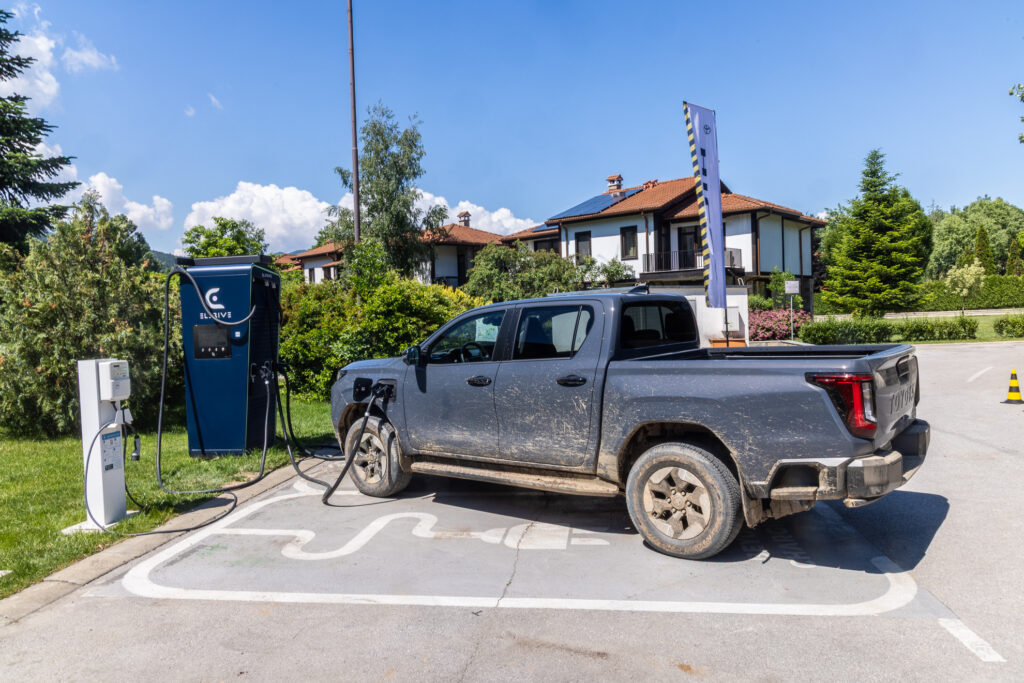 Der Hilux BEV lädt mit bis zu 125 kW