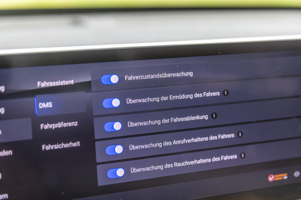 Zahlreiche Überwachungsfunktionen, alle bei jeder Fahrt neu zu deaktivieren